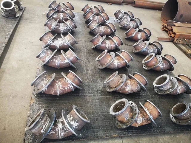 製作中の形状加工された金属部品